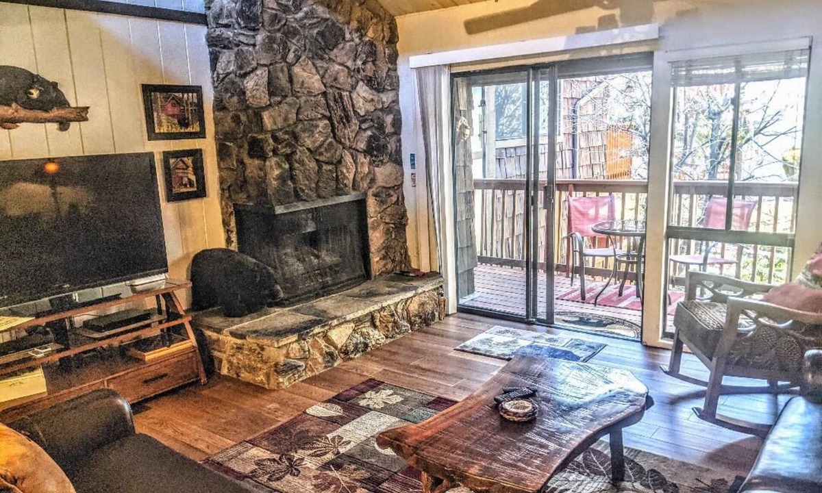 Big Bear Lake House | Ski, Soak & Relax, 2 BR/1.5 BA Townhouse with Spa, at the base of Snow Summit