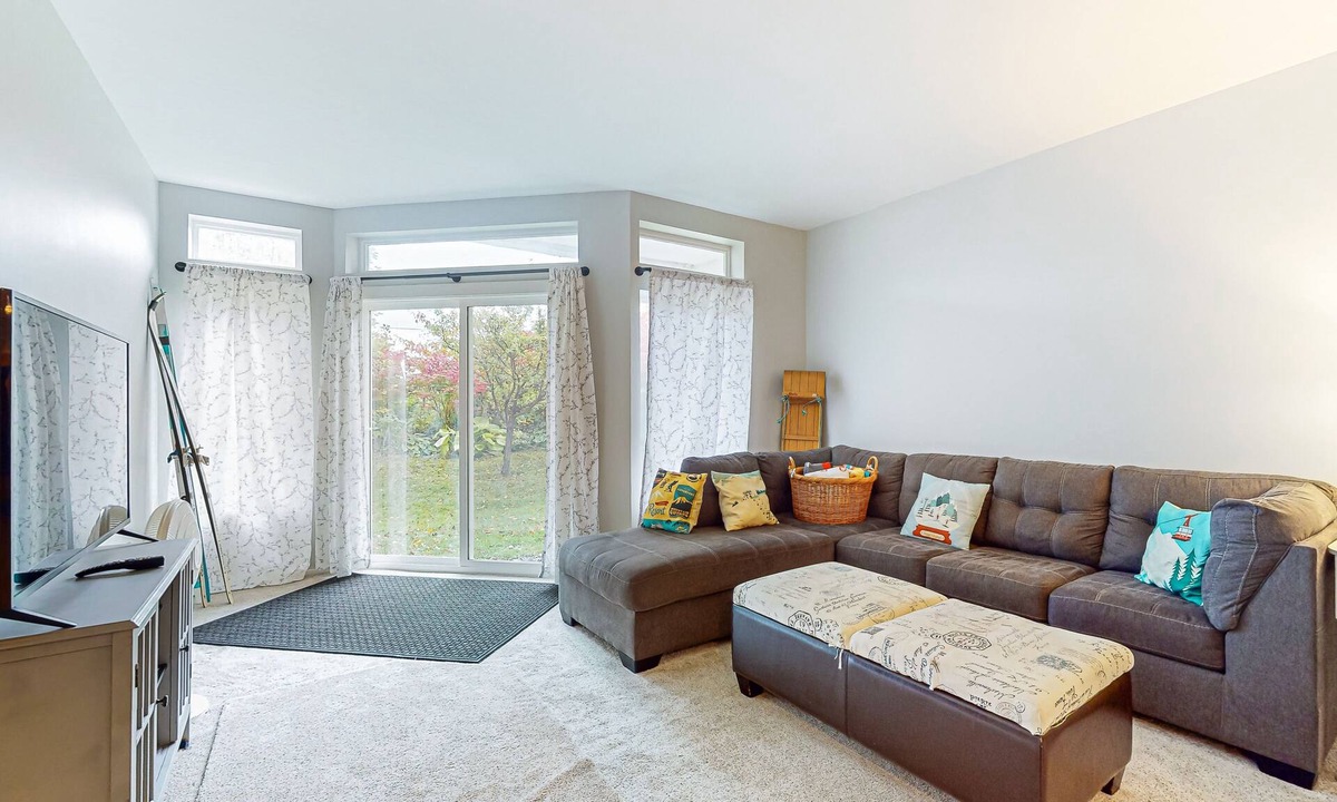 Warren Condo | Skiers condo, walk-out to ground level, near the slopes, walk to lifts, wifi, TV