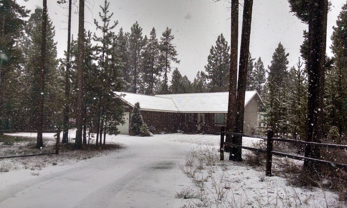 La Pine Cabin | Skiing Bachelor, Snowmobiling, Cross Country !