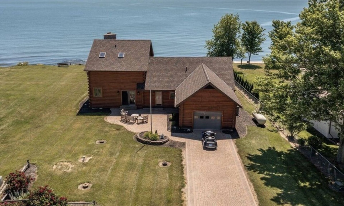Put-in-Bay House | Skipper’s Pine Haven Lakefront
