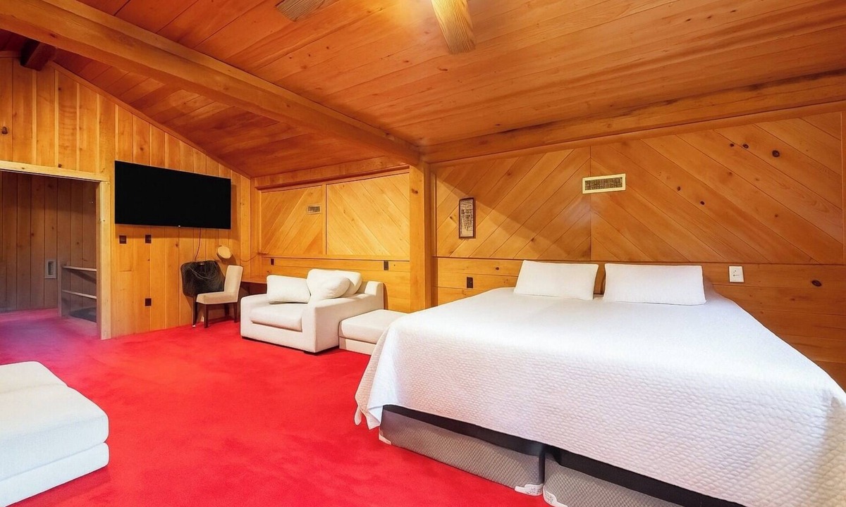 Skippers House | Skippers VA Lakefront 3BR | Dock + Firepit