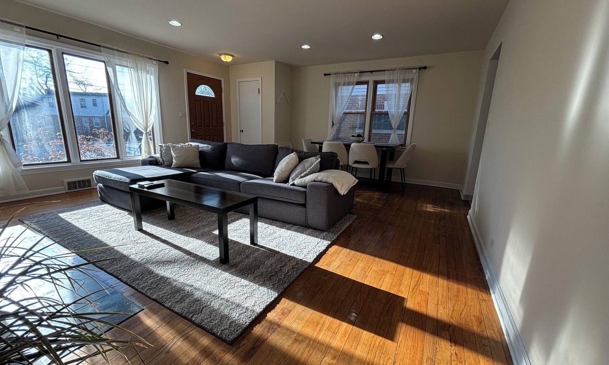 Skokie House | Skokie Gem: Walk to Train, I-94 Access & Pet-Friendly