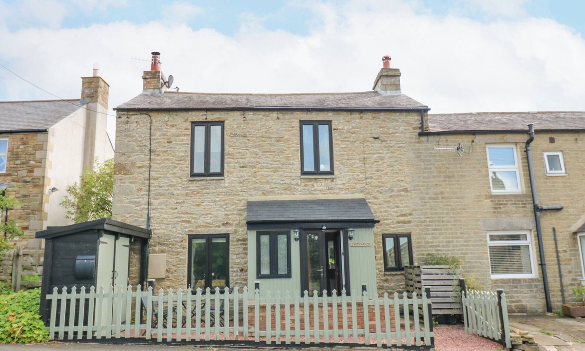 Allendale Cottage | SKOVHAVEN, pet friendly, with open fire in Catton