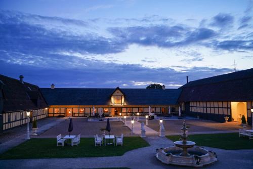 Rudkobing Hotel | Skrøbelev Gods Manor House