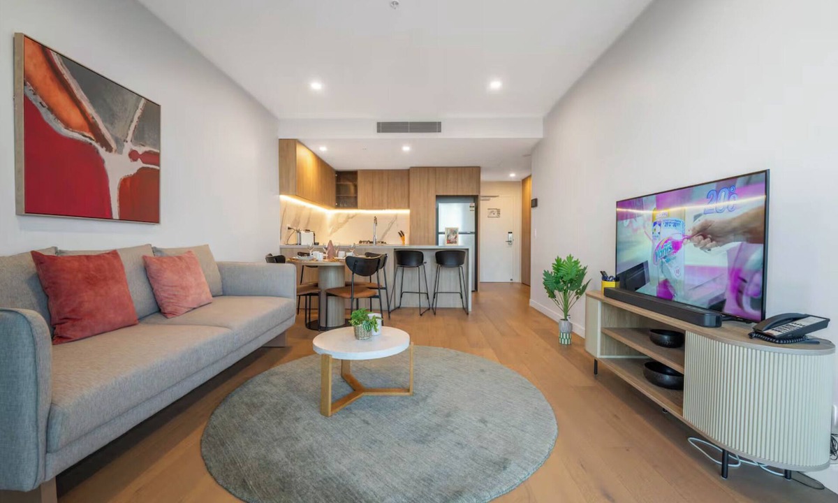 Broadbeach Apartment | Sky Above, Ocean Beyond – Level 43 Panoramic View