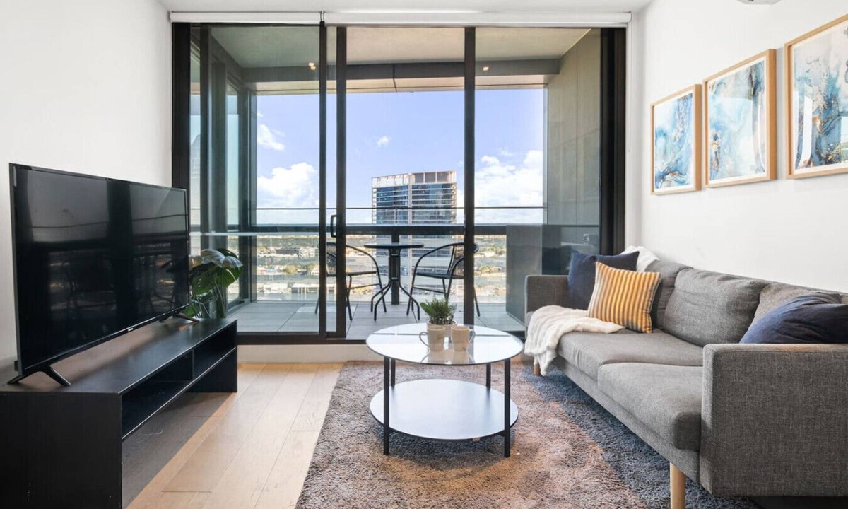 Docklands Apartment | Sky-High Docklands | Waterfront 2BR w/Gym & Pool