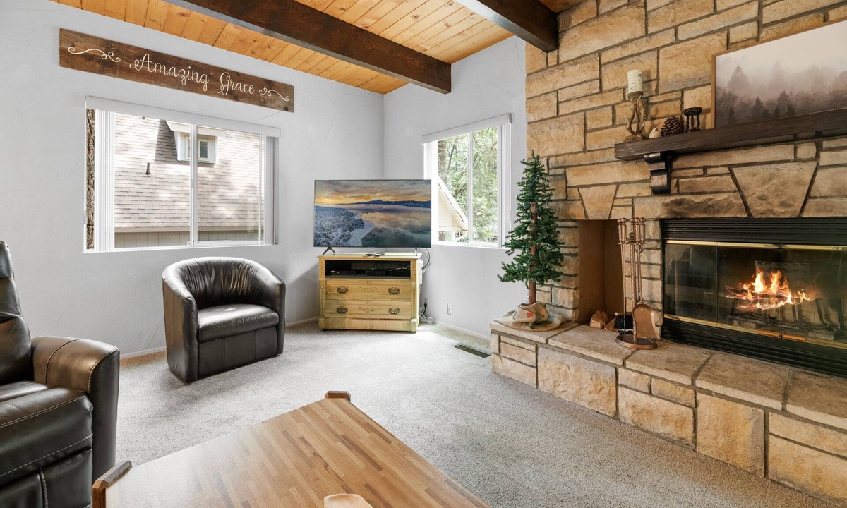 Summit Estates House | Sky Krest - Walk to Slopes, Pool Table, Barbecue