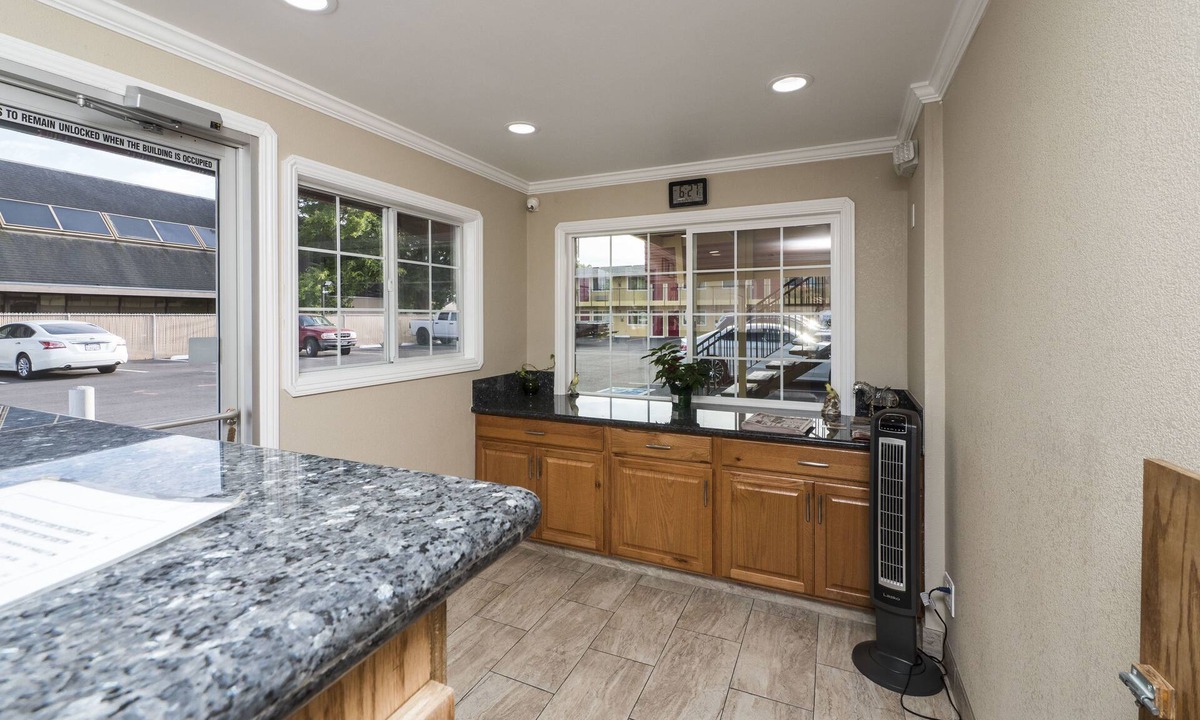 Southwestern Sacramento Hotel | Sky Riders Motel