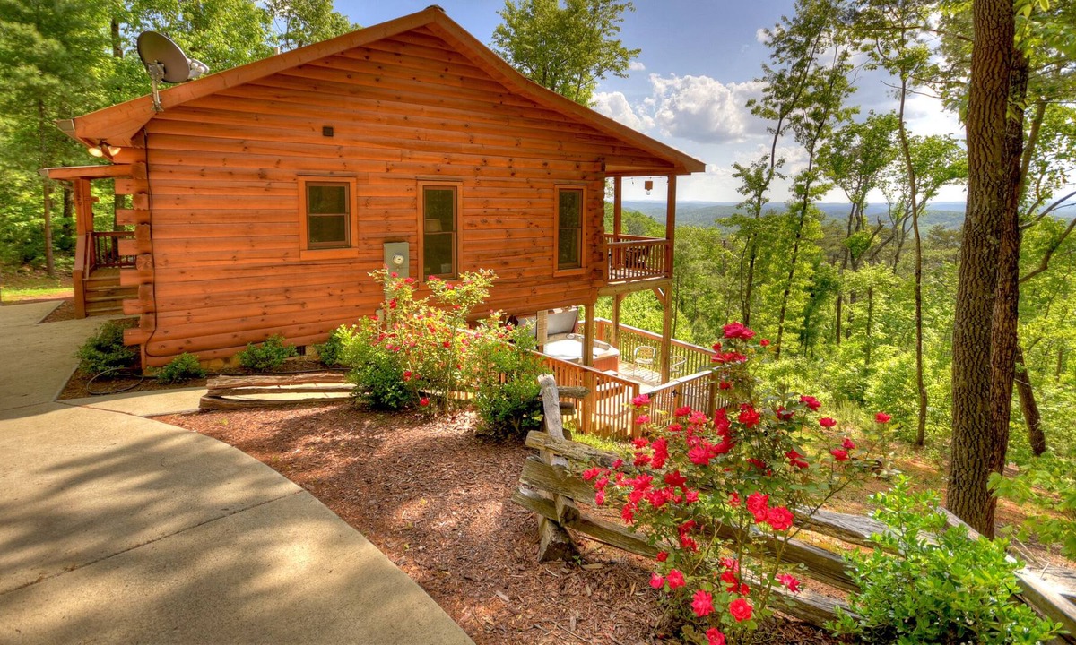 Hidden Lake Cabin | SkyeView Getaway- amazing views, hot tub and firepit