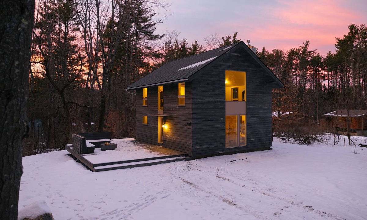 Brownsville House | Skyhawk Cabin: refined modern getaway with hot tub