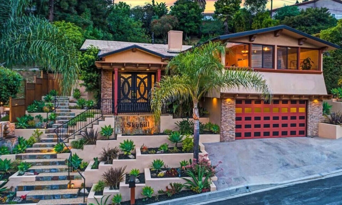 Los Angeles Apartment | Skyhill Oasis with Hot Tub – Walk to Universal