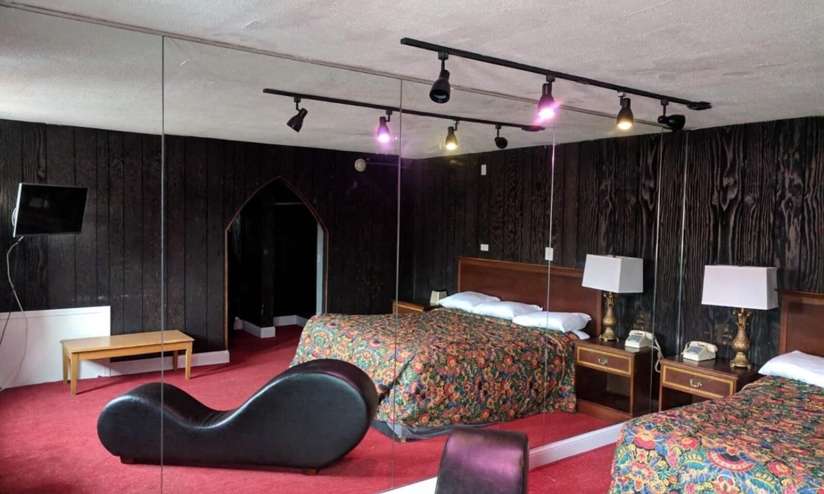 Garfield Ridge Hotel | Skylark Motel
