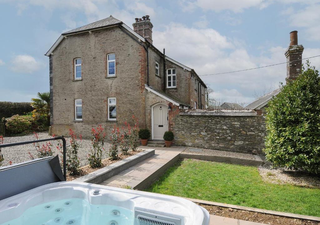 Looe House | Skylarks