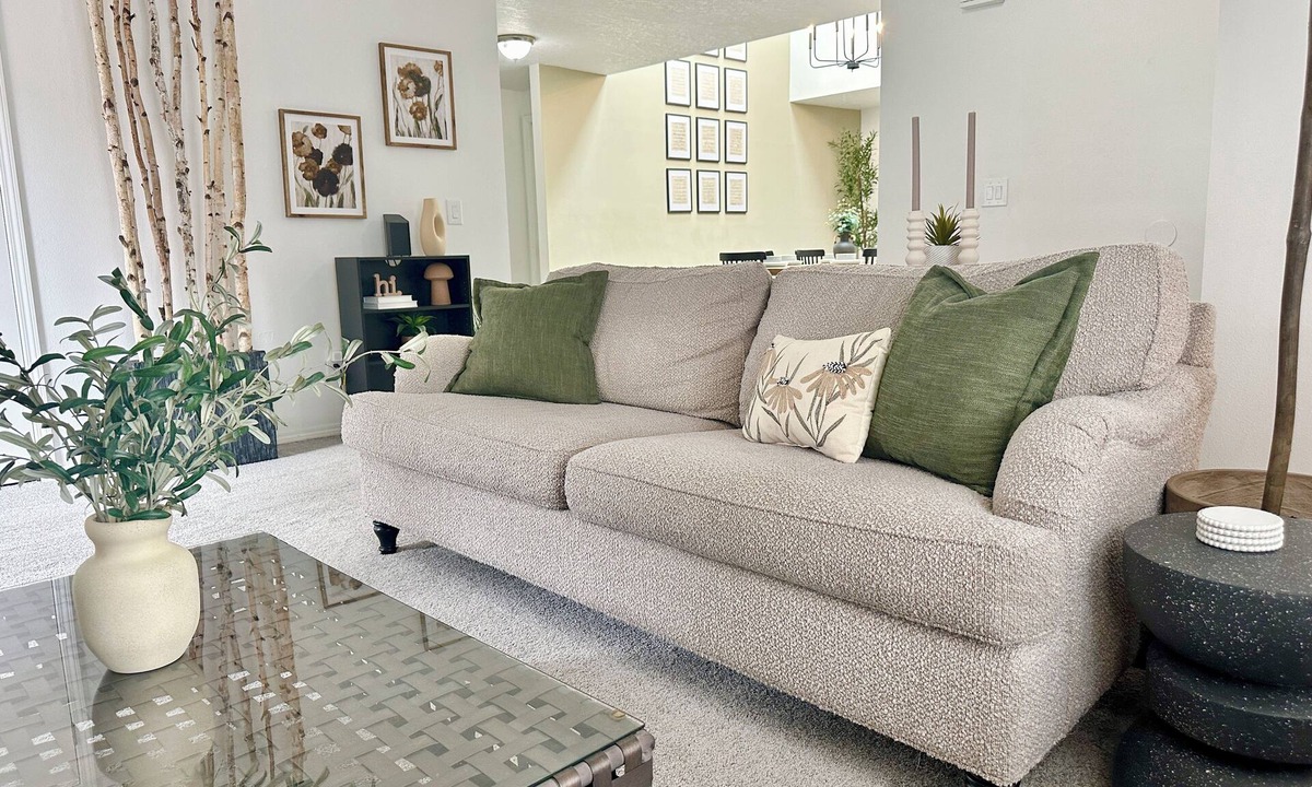 Bull Mountain House | Skylight Haven – Bright, Cozy & Pet-Friendly