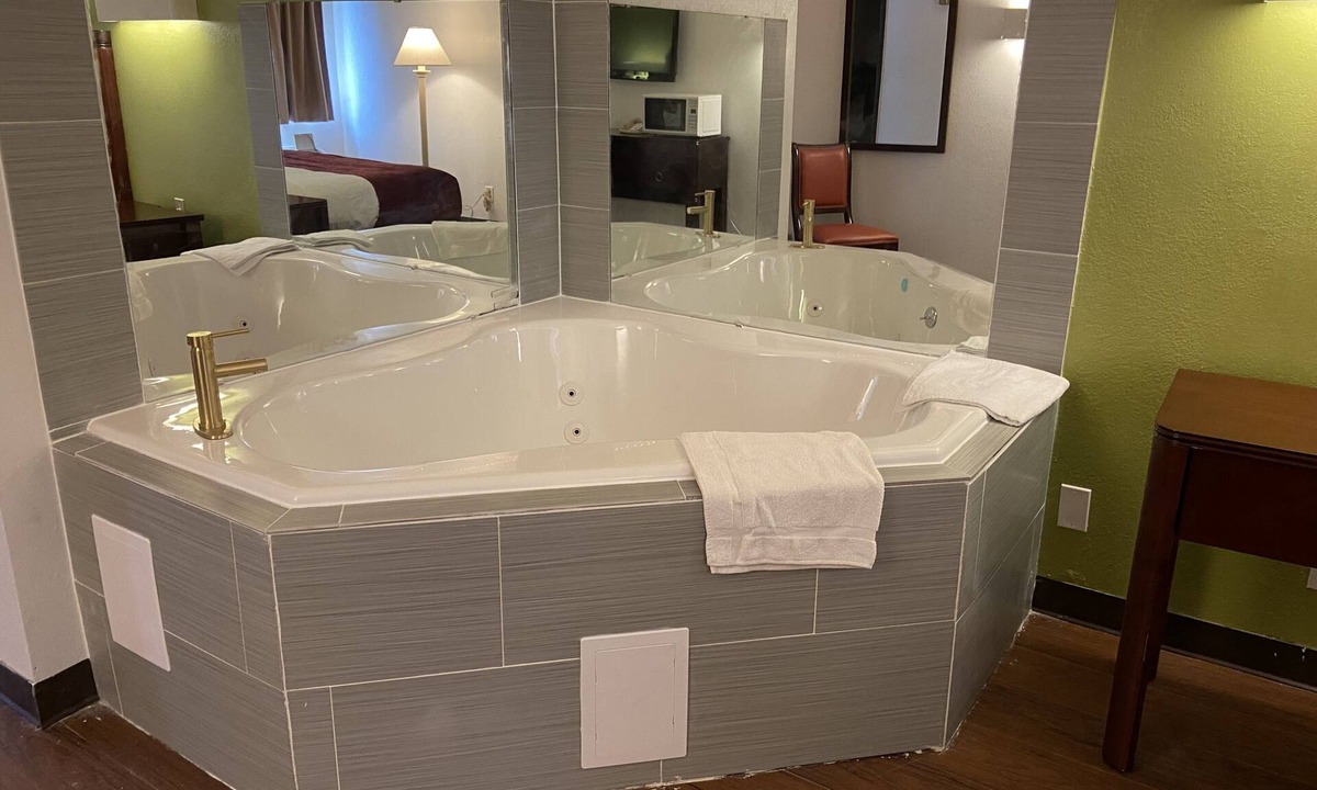 Willoughby Hotel | SkyLight Inn Cleveland - Willoughby