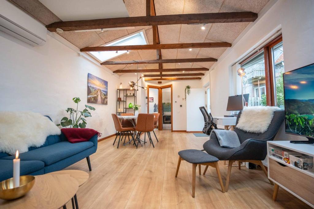 Horsens Villa | Skylight Lodge - Private Terrace, Free Parking & Walk to City