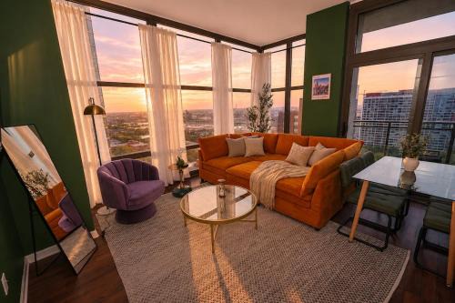The Loop Apartment | Skyline 2BR on 20th Floor near Grant Park with Paid Parking