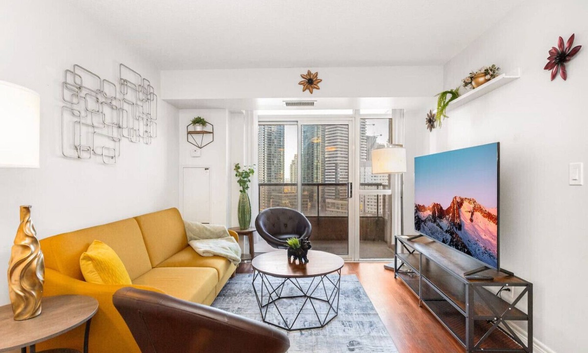 Downtown Mississauga Apartment | Skyline 3BR Condo | Steps to SQ 1 + Free Parking