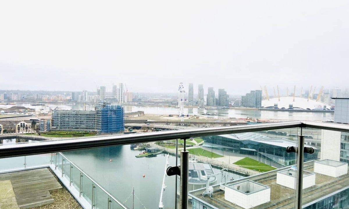 Docklands Apartment | Skyline and river views by Excel
