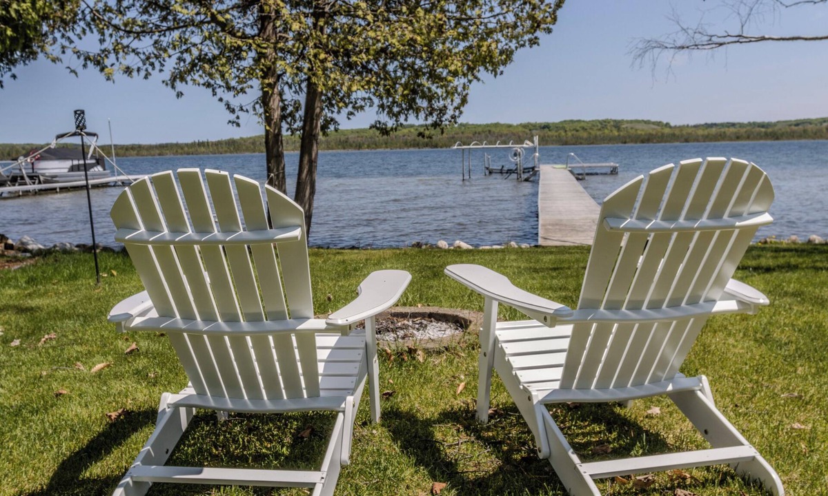 Cedar House | Skyline Cottage – Charming Lake Leelanau Getaway