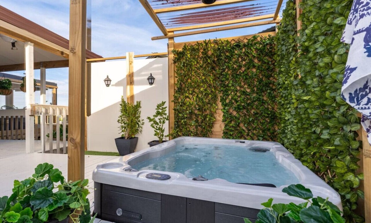 West Harbour House | Skyline Elegance House with Spa, Seaview and Deck