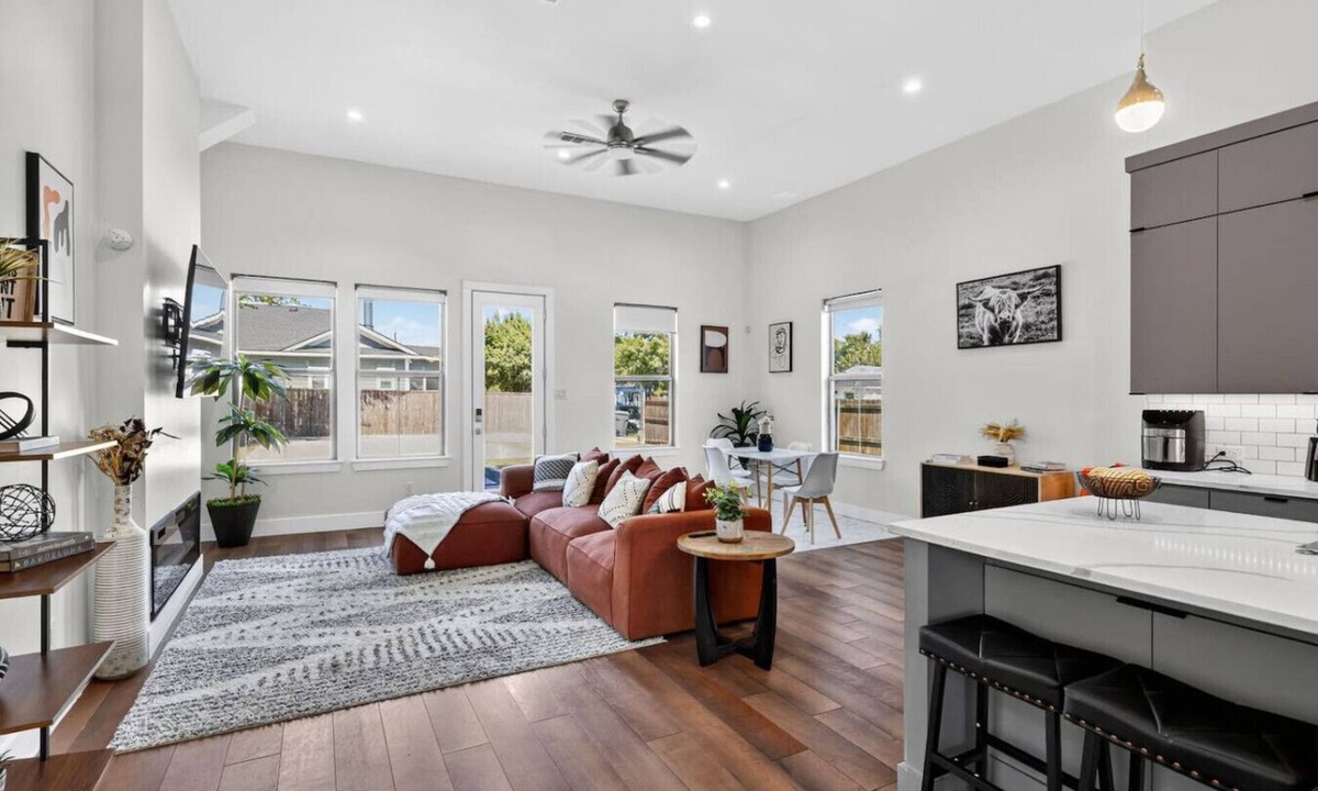West Dallas House | Skyline Haven – 4BR Rooftop City-Escape