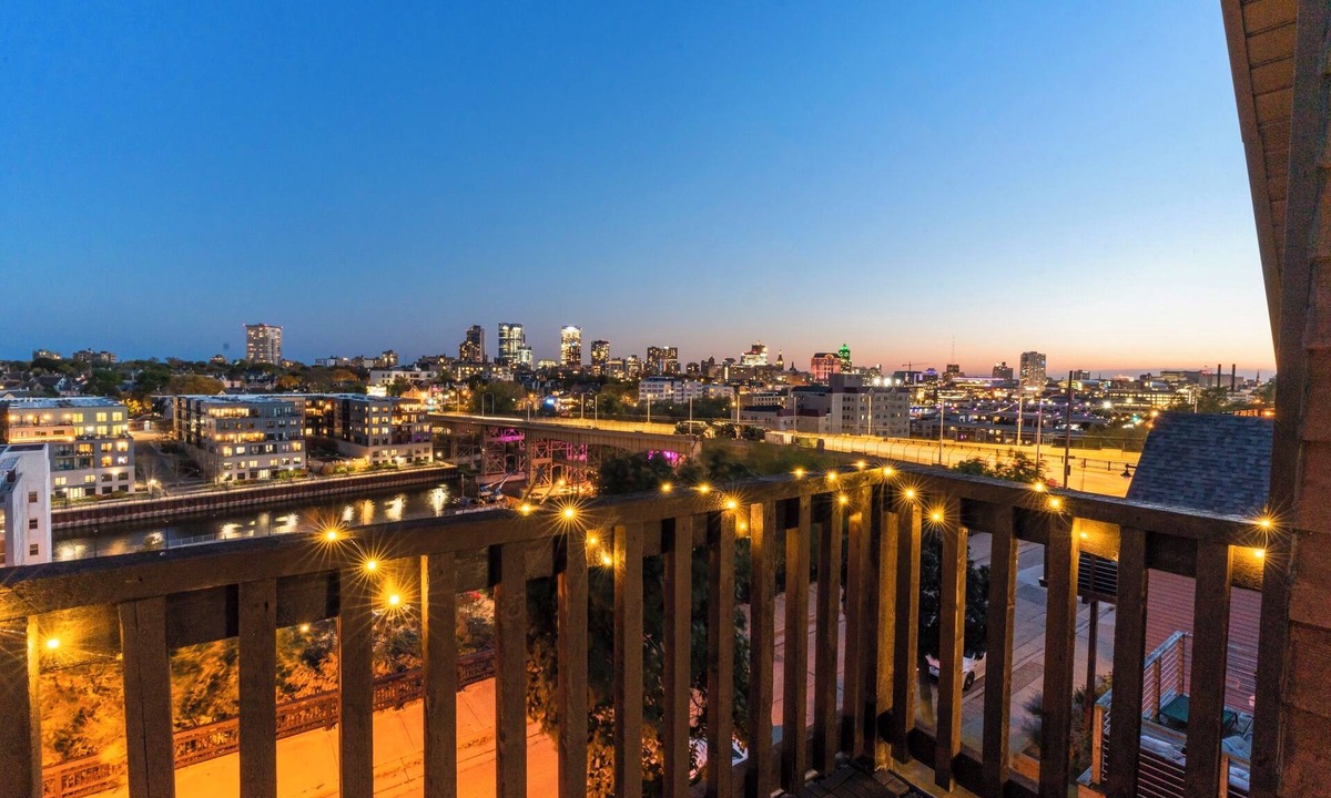 Milwaukee House | Skyline House on the Hill - Downtown Milwaukee
