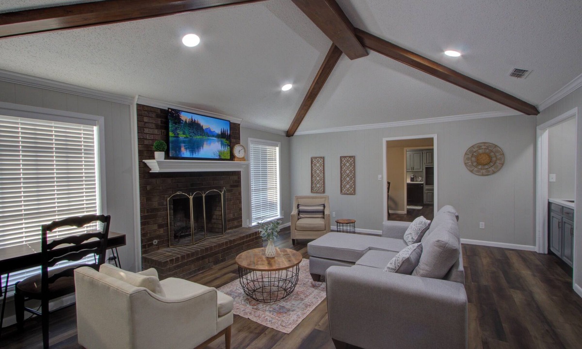 Texarkana House | Skyline - King Bed - Garage