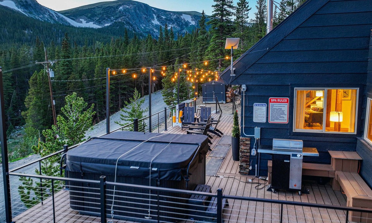 Saint Mary's House | Skyline Lodge with Private Sauna & Hot Tub