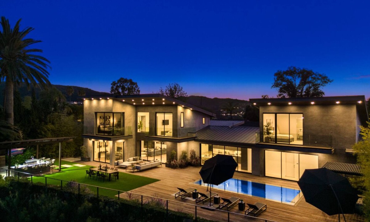 Los Angeles House | Skyline Luxury Haven - Singular Skyline Escape with Endless Valley Views