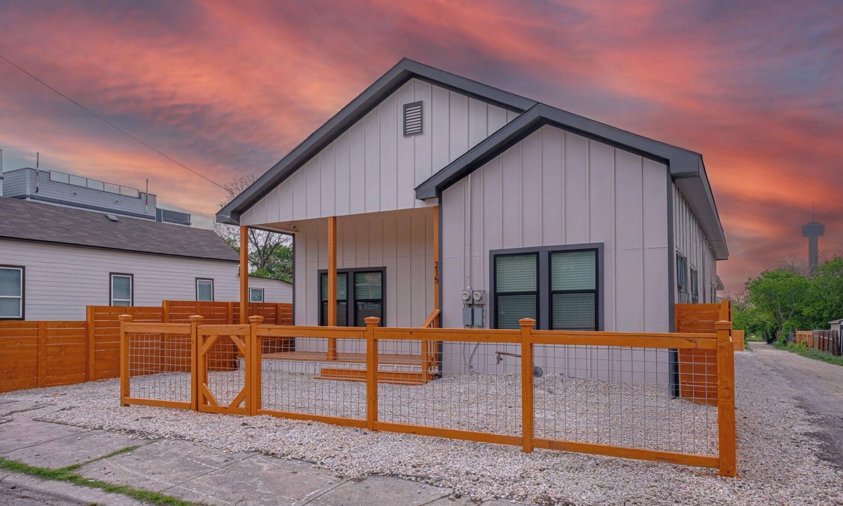 Near East Side Apartment | Skyline Retreat 3BR-3BA w/Stunning Views Near DT