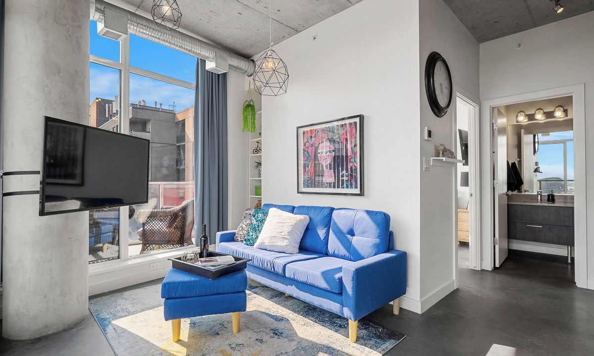 East Village Apartment | Skyline Retreat| Downtown| Saddledome