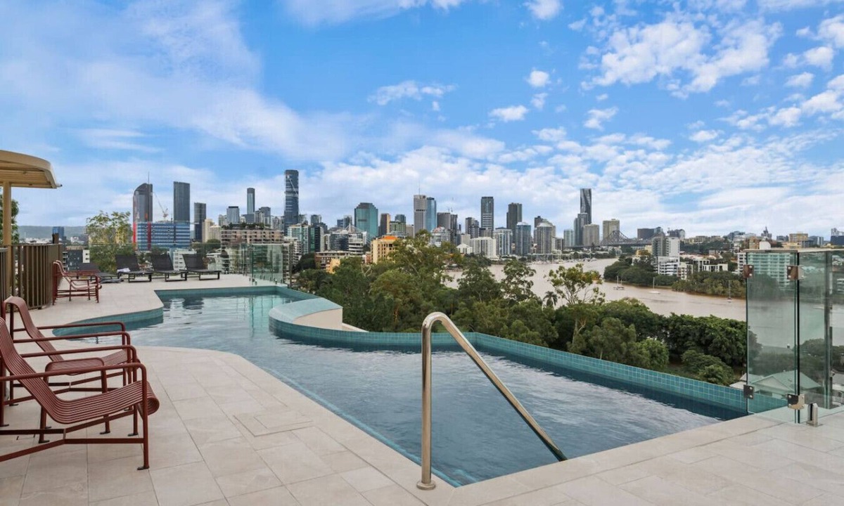 East Brisbane Apartment | Skyline & Rooftop Pool | 2BR Modern Stay Near CBD