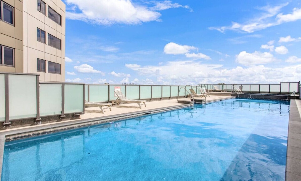 Takapuna Apartment | Skyline Studio with Parking, Pool, and Sea Views