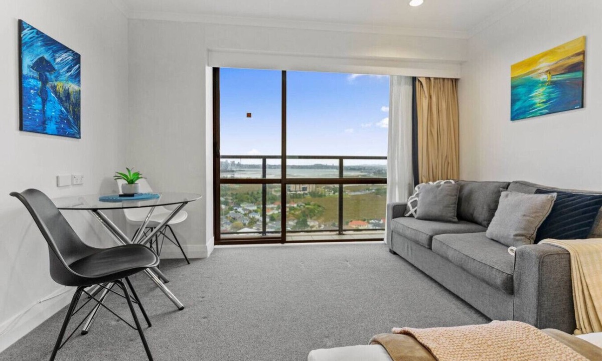 Takapuna Apartment | Skyline Sojourn Studio with Parking and Sea Views
