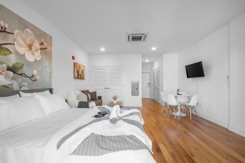 Olde Kensington Apartment | Skyline Studio - Modern Comfort Pool Access