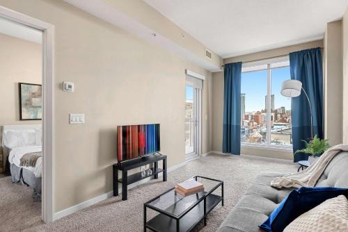 Victoria Park Apartment | Skyline Suite Panoramic 1BR Downtown with Parking
