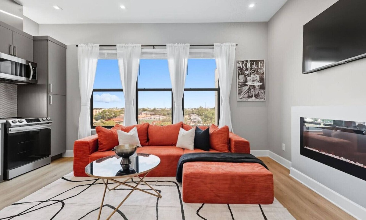 Cedars Apartment | Skyline VIEWS, 5 mins to Downtown, Free Parking
