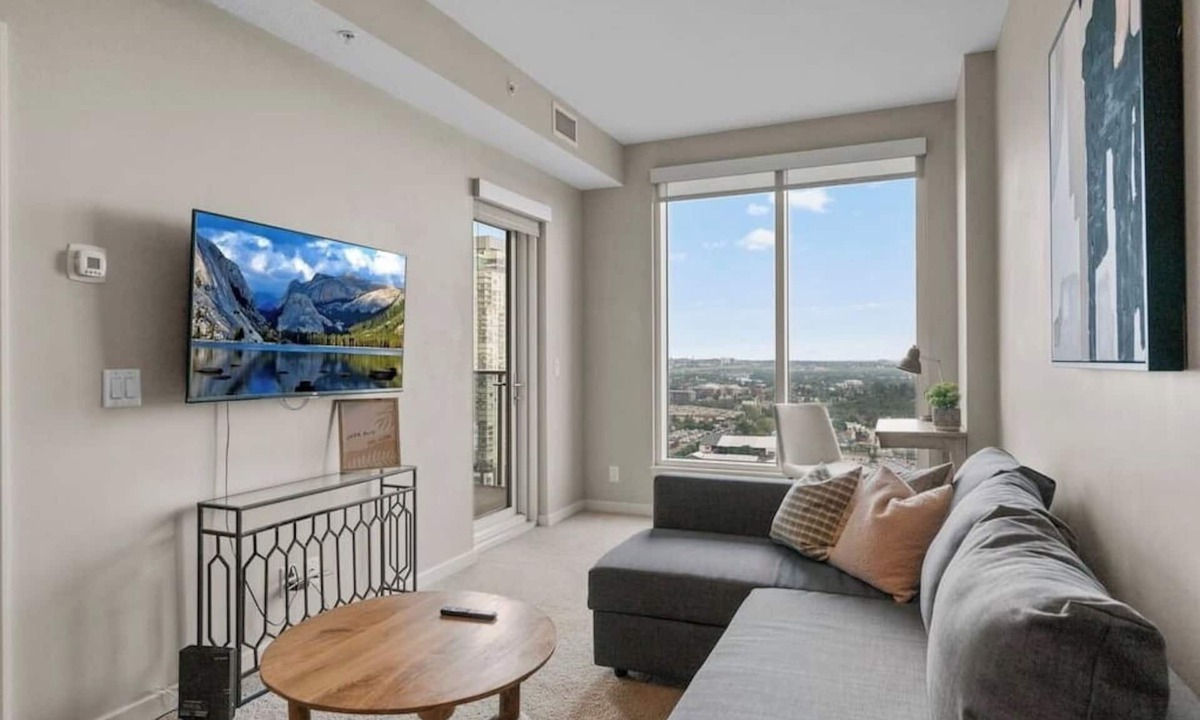 Victoria Park Apartment | Skyline Views| Walk to Saddledome | AC| UG Parking