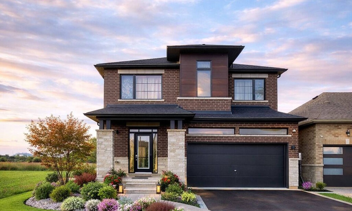 Welland House | SkyNest Retreat: Stunning Views, Comfy Amenities
