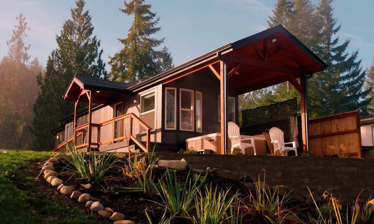 Monroe House | Skyriver Escape | Riverfront | Hot Tub | Relax!