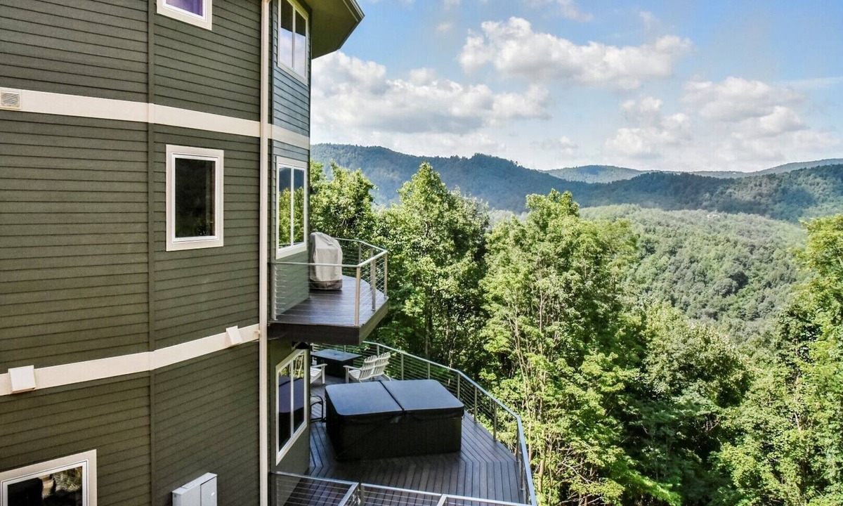 Black Mountain House | Skytop Chalet | Pet Friendly, Hot Tub & Stunning Mountain Views!
