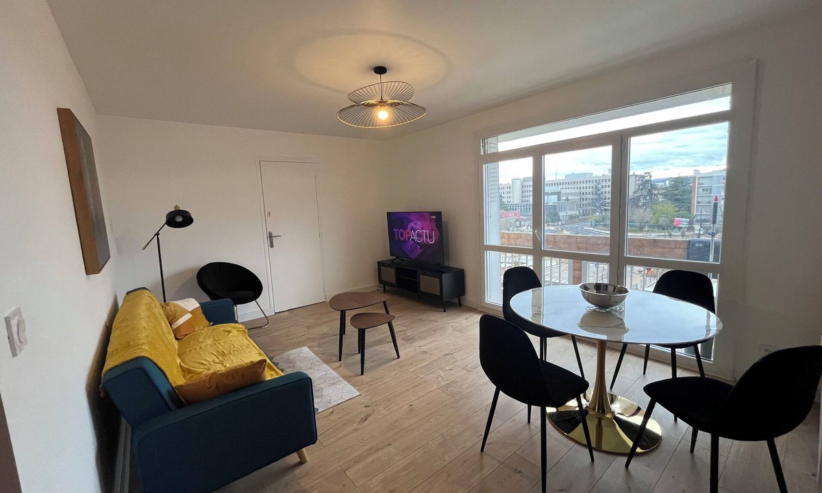 Valence Apartment | Skyview Apartment 4 Bedrooms + Parking