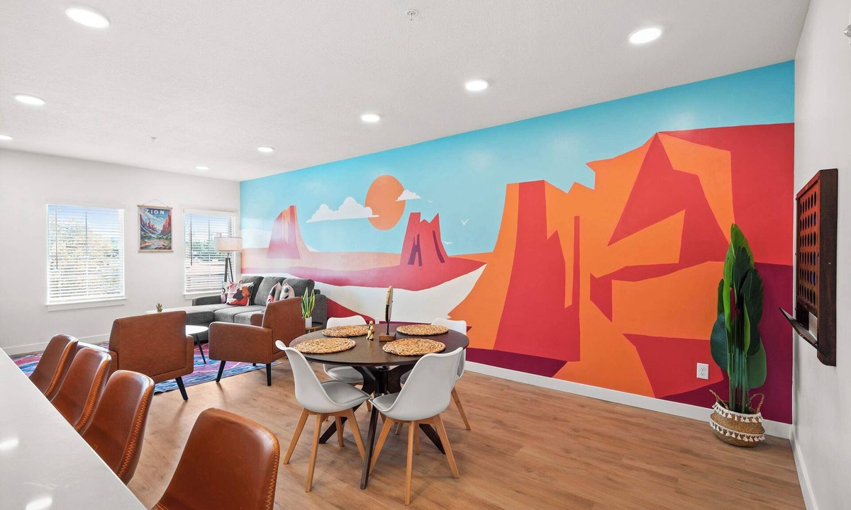 People's Freeway Condo | SLC Airport, Delta Center Townhome King BD Garage