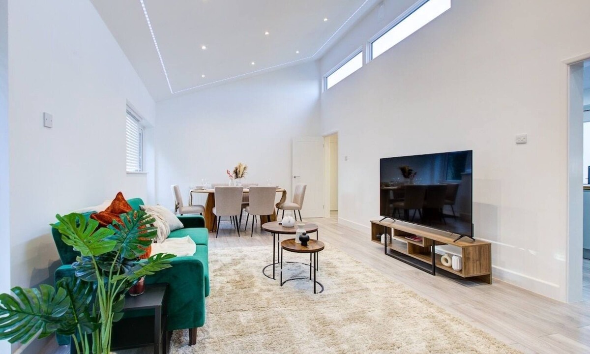 Colchester House | Sleek 3 Bedroom Home Sleeps 6 with Parking