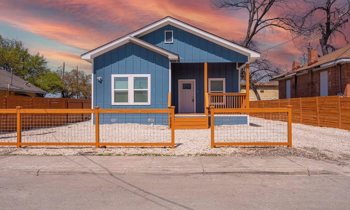 Denver Heights Cottage | Sleek 4br/3ba Urban Living w/Downtown Views!