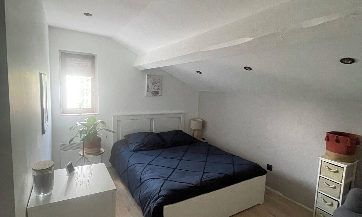 Solaize Bed & Breakfast | Sleek bedroom
