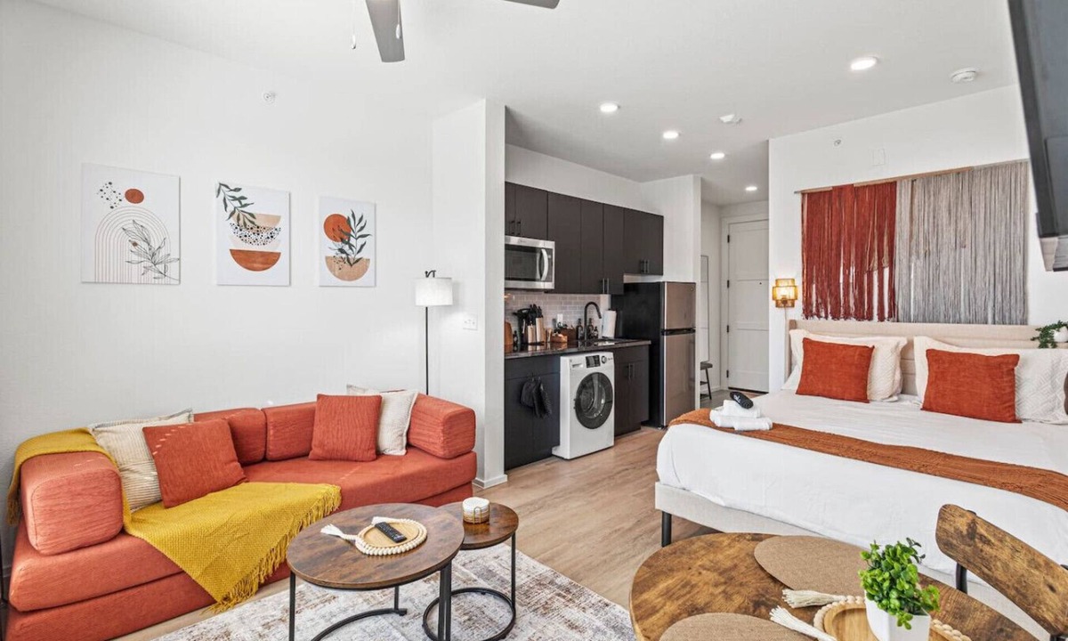 Oak Cliff Apartment | Sleek Bishop Arts Stay | Gym - Yoga - Game Lounge