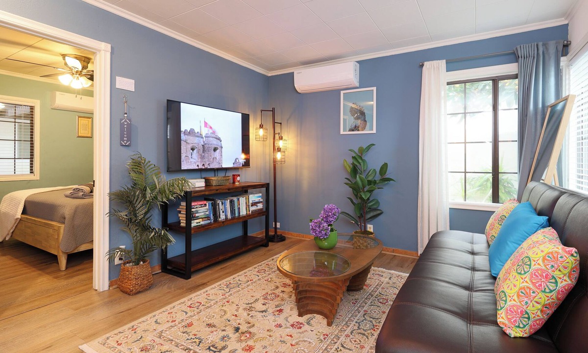 Santa Ana Apartment | Sleek Broadway 2B2B 10 mins. away to Disneyland