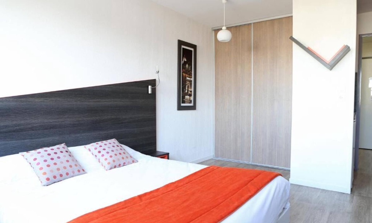 Chevilly-Larue Hotel | Sleek City Flat with Elevator Access Near Orly Airport - Kitchenette